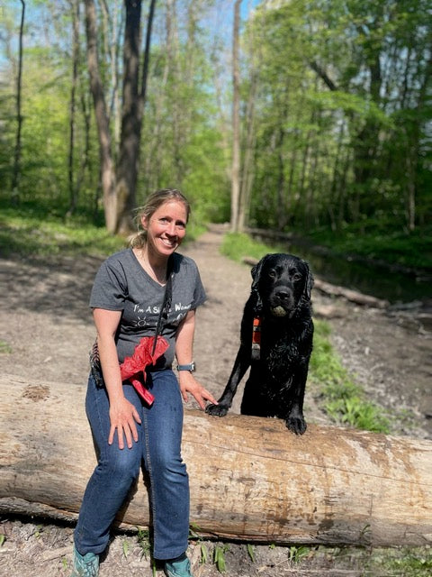 Hund schleckt konzentriert am BOGGL® während der Akupunkturbehandlung – gezielte Ablenkung in der Tierphysiotherapie